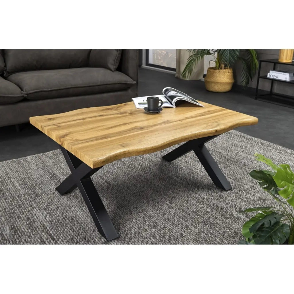 Tavolino basso RIVET effetto legno naturale e gambe in metallo nero a X - tavolo dal design industriale robusto