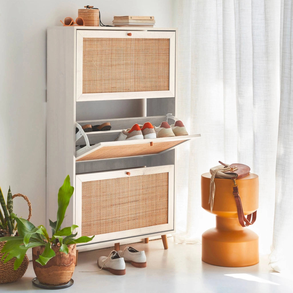 Scarpiera con decoro in canna, 3 ante, bianco sporco
