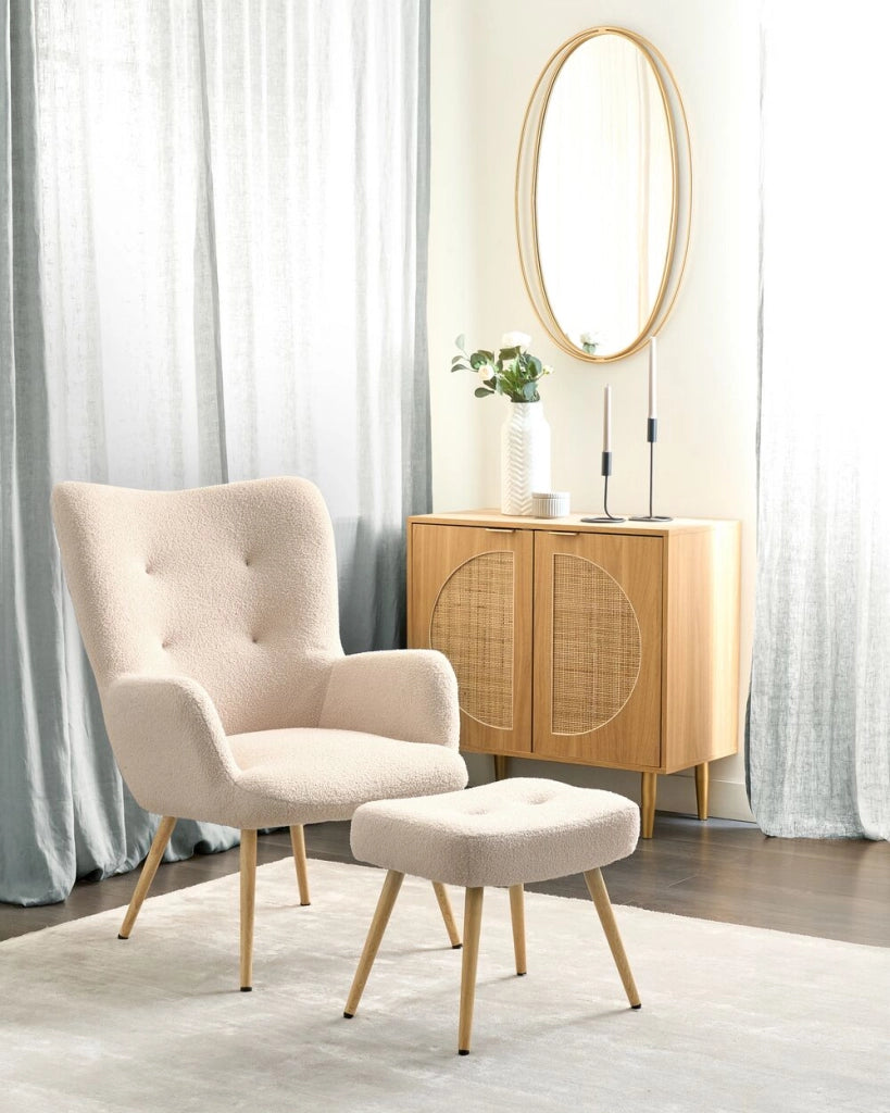 Poltrona rivestita in tessuto beige con poggiapiedi in stile retrò
