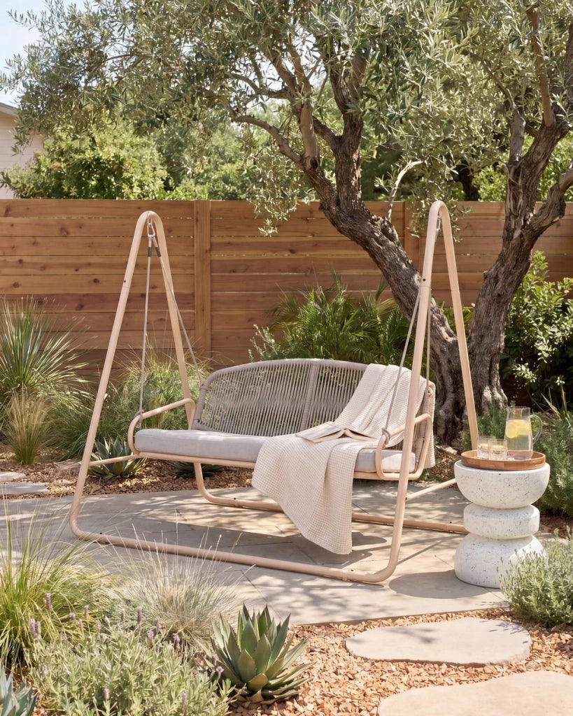 Dondolo da giardino con struttura in acciaio beige, cuscini in tessuto olefinico e schienale in corda intrecciata, a due posti, in stile mediterraneo