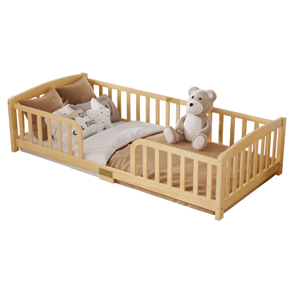 Letto a pavimento 90x200 cm con accesso centrale e sponde di sicurezza in legno colore naturale