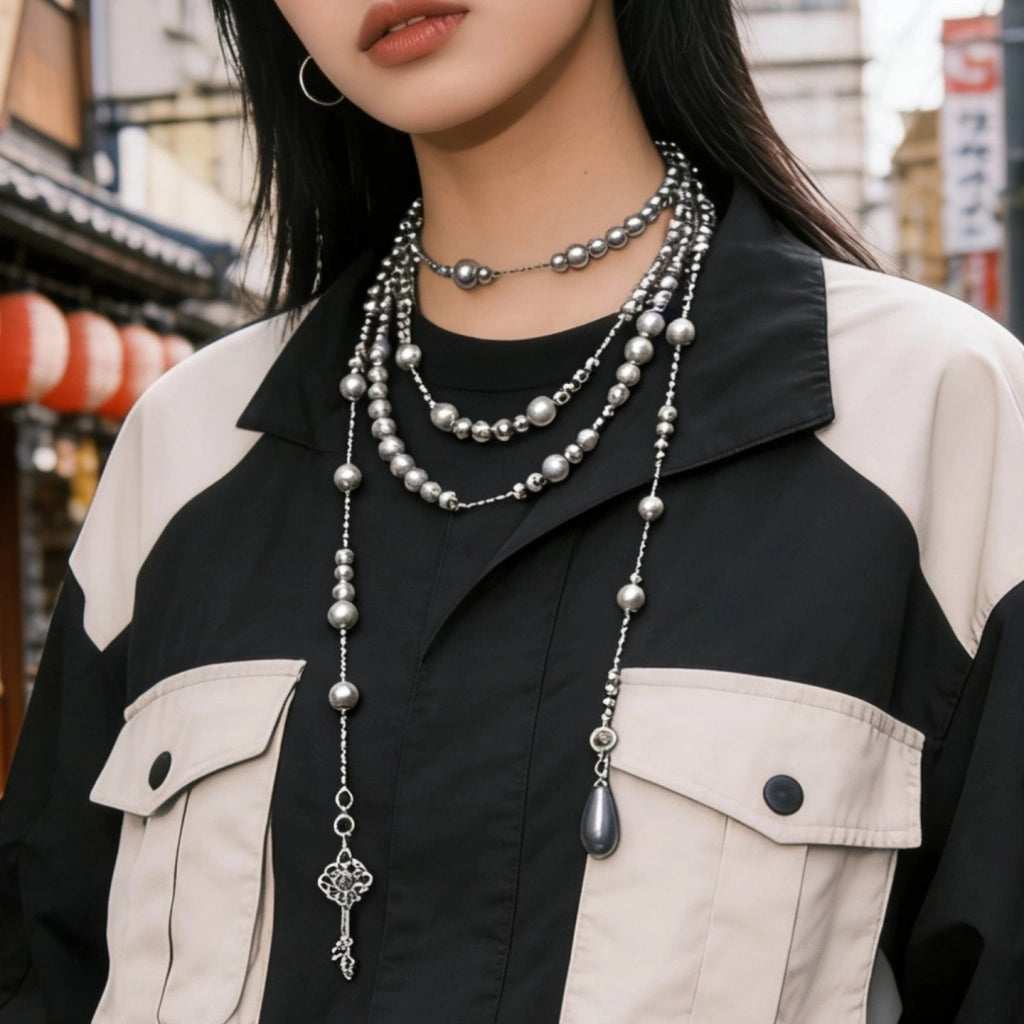 Collana lunga con perle grigie