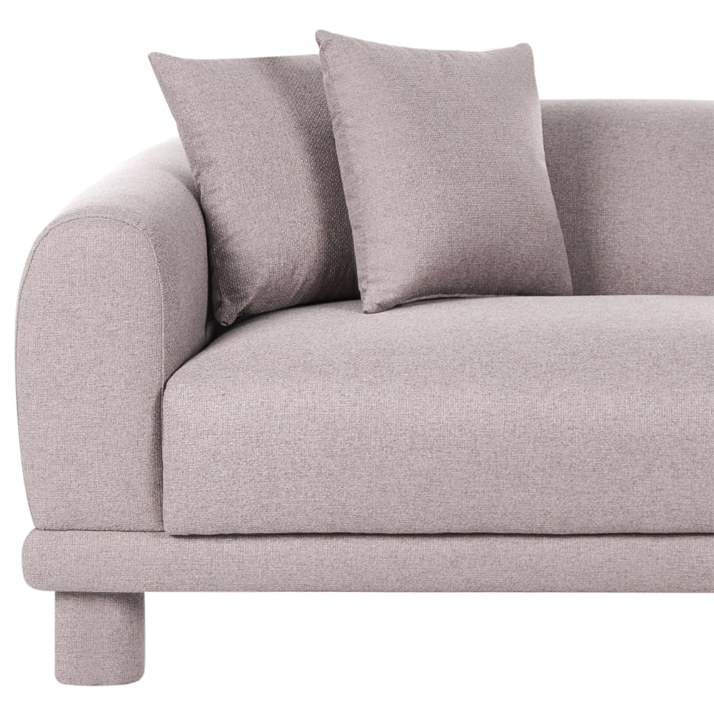 Divano a 3 posti in tessuto tortora con cuscini decorativi extra e gambe rivestite stile retrò-moderno