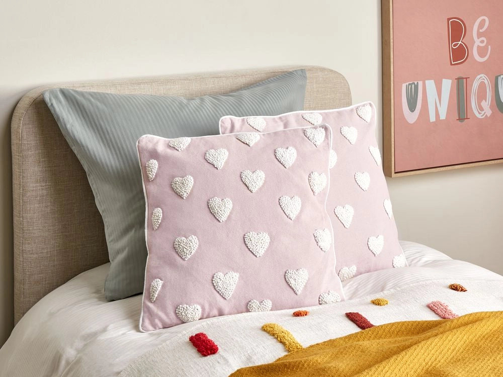 Set di 2 cuscini in cotone ricamati con motivo a cuoricini rosa 45 x 45 cm imbottiti morbidi