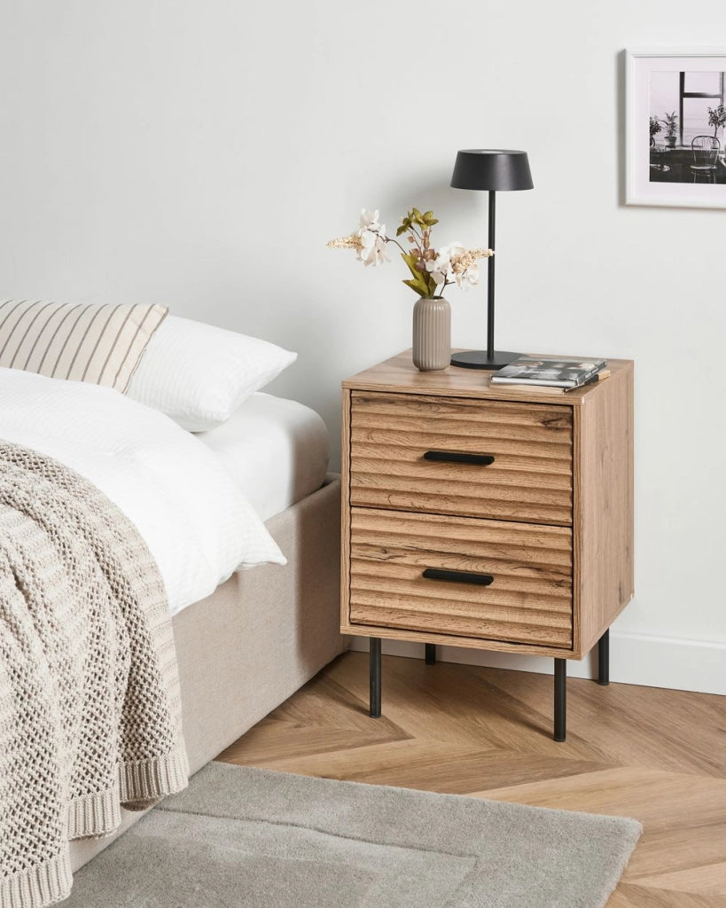 Comodino a 2 cassetti in truciolato marrone chiaro con gambe in metallo mobile contenitore moderno design scanalato camera da letto