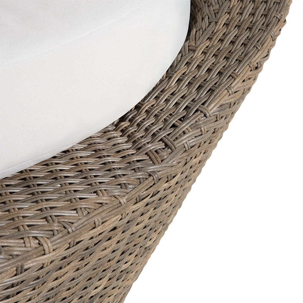 Lettino da giardino in finto rattan bianco e marrone con cuscini resistente agli agenti atmosferici
