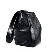 Borsa a secchiello da donna in pelle di vacchetta stropicciata, colore nero.