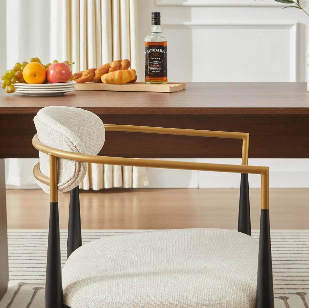 Sedia da pranzo in tessuto beige con struttura in metallo nero e dettagli oro