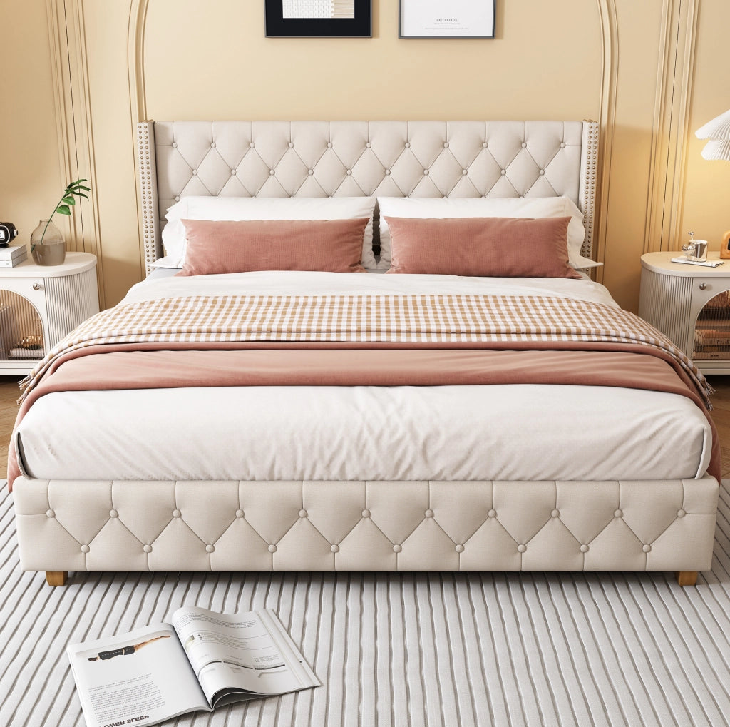 Letto matrimoniale imbottito 140x190 cm in lino; beige; con testiera capitonné e rivetti
