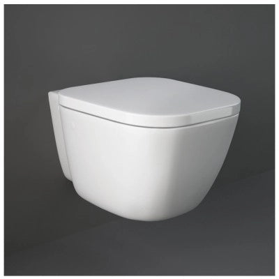 Coppia sanitari sospesi Rak serie One in ceramica con copriwc soft-close