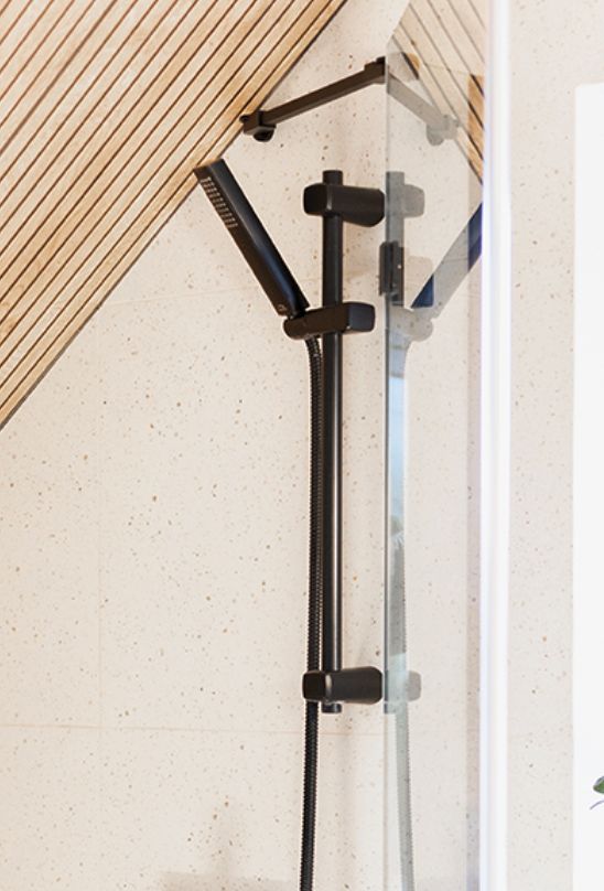 Set doccia saliscendi nero – doccetta a pioggia, sistema anticalcare e design minimalista