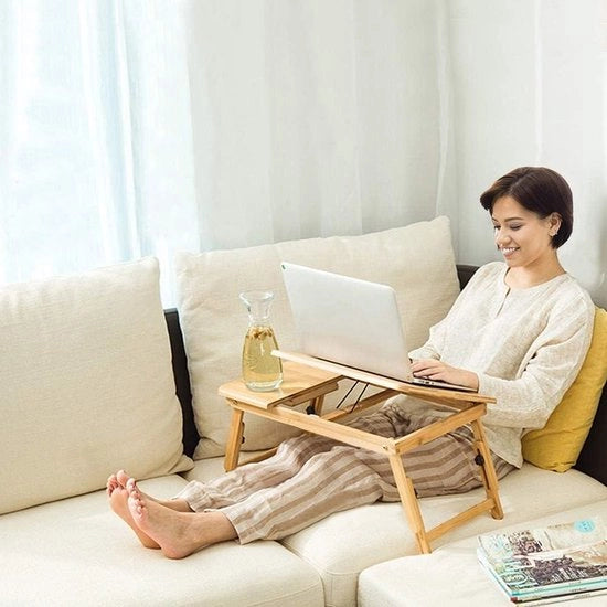 Bureau in legno di bambù, base regolabile con prese, adatto per ufficio, pasti, scrittura - supporto per laptop per lavorare, leggere - idoneo per dormitorio o uso familiare - regolabile in altezza e angolo (50 x 30 cm)