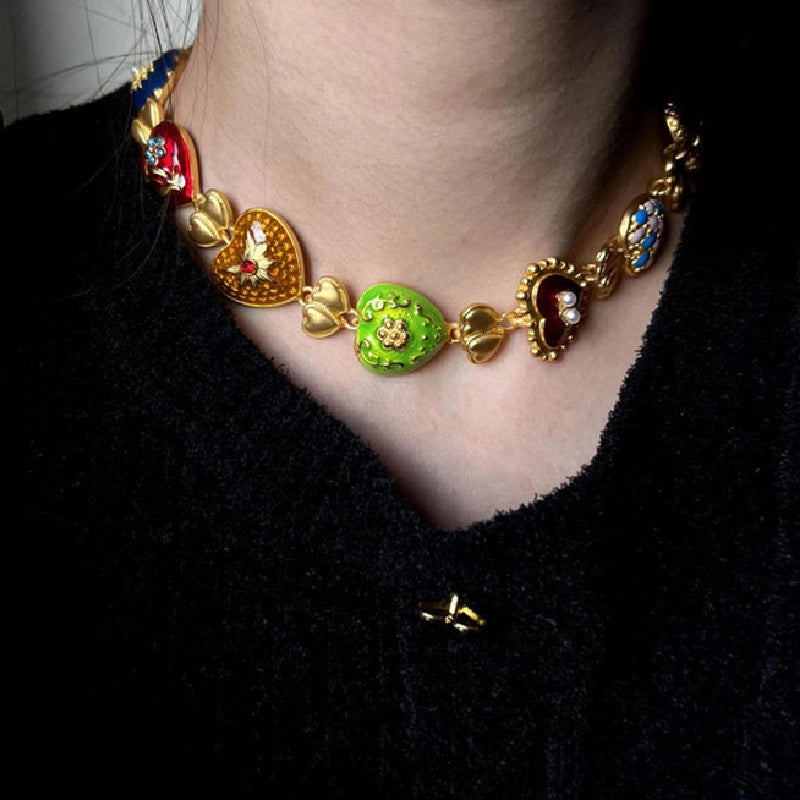 Collana artistica a forma di cuore in stile retr¨°, semplice ed elegante, dal tocco raffinato, con motivi floreali e a cuore in rilievo, un tocco di lusso per le donne.