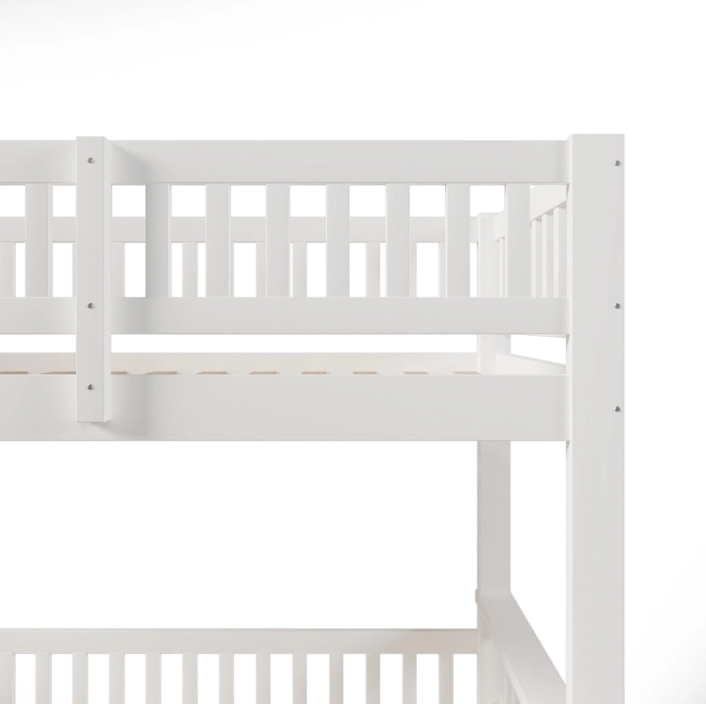 Letto a castello 90x200 cm e 140x200 cm in pino con scala e parapetti; bianco