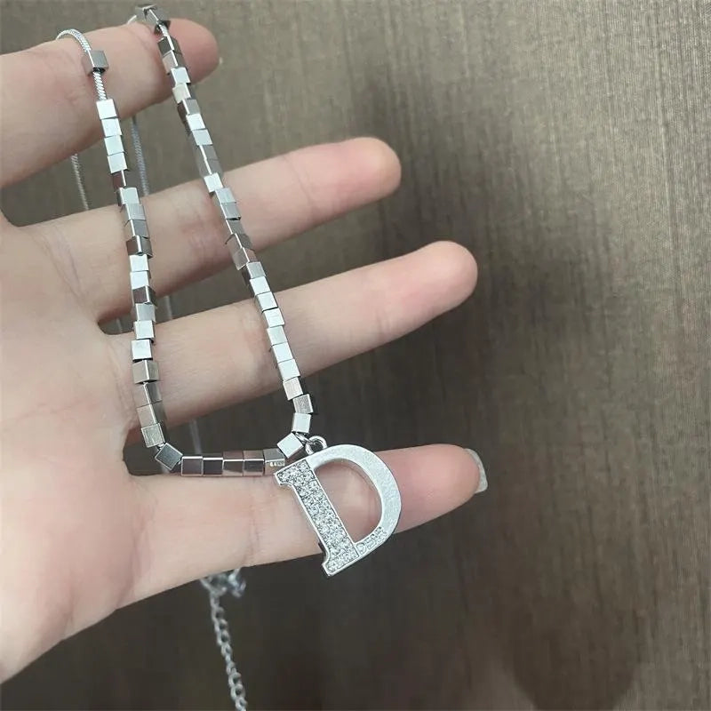 Collana con lettera in zirconi microintarsiati, realizzata a mano: regalo di Natale o di compleanno.