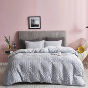 Set di coperte 135 x 200 cm a due pezzi con struttura a righe in tessuto luce grigio con relievo, set di coperte a pelo microfibra soffice con cerniera e 1 cuscino in tessuto luce grigio 80 x 80 cm.