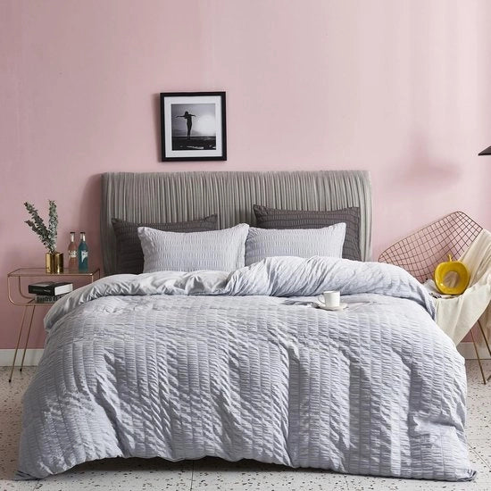 Set di coperte 135 x 200 cm a due pezzi con struttura a righe in tessuto luce grigio con relievo, set di coperte a pelo microfibra soffice con cerniera e 1 cuscino in tessuto luce grigio 80 x 80 cm.