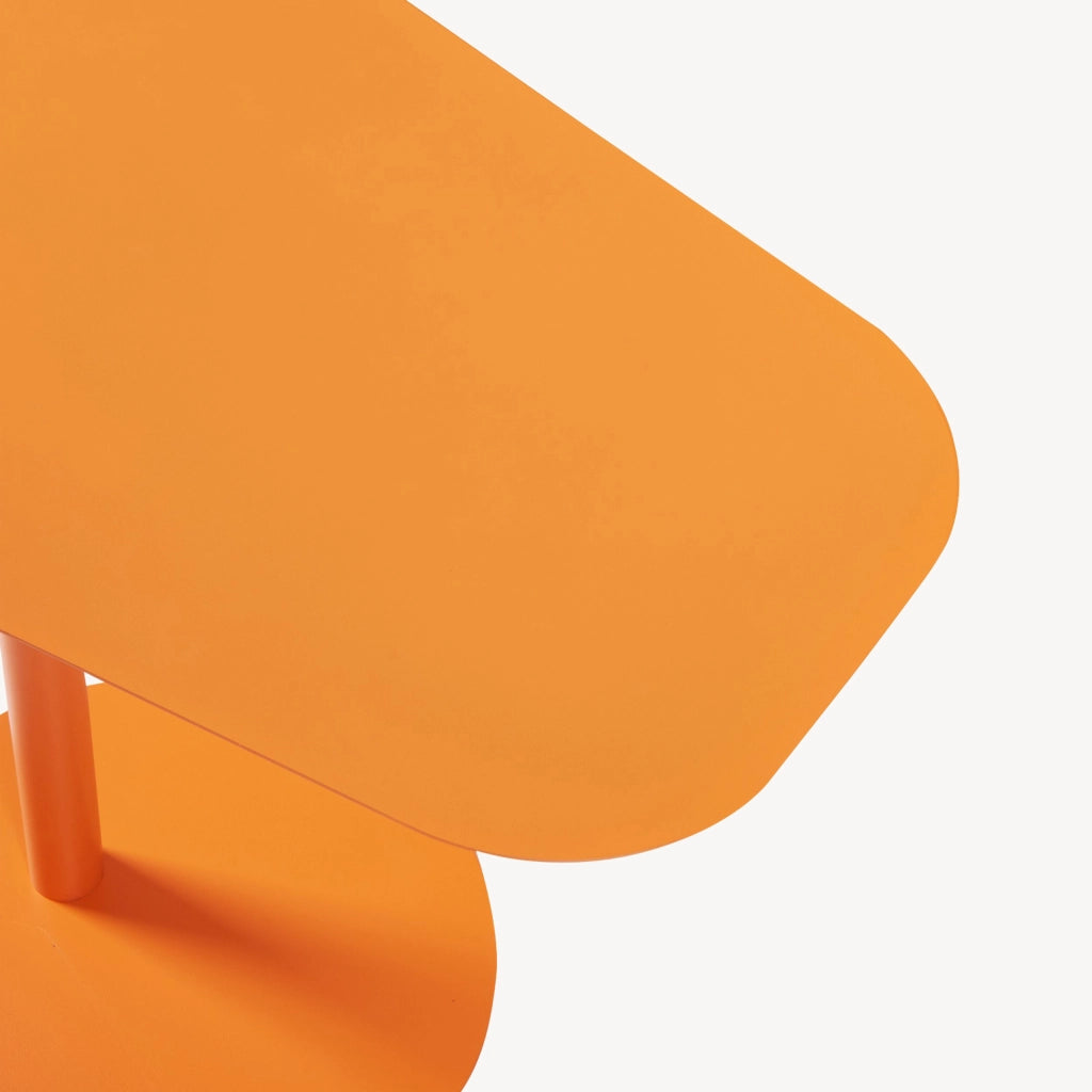 Tavolino Laterale Nastätten in Metallo con Piano di Appoggio Trapezoidale - Arancione [en.casa]