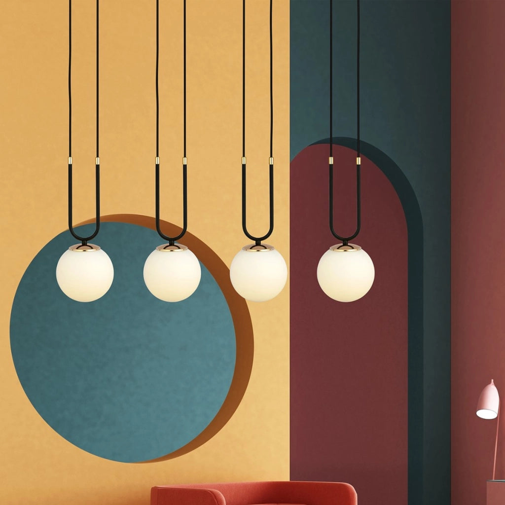 Lampada a sospensione GLAM in acciaio nero e oro con sfere in vetro opale