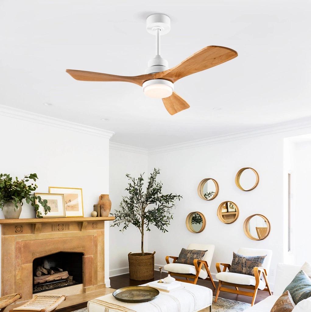 Ventilatore da soffitto con luce e telecomando; 3 pale in legno massello; bianco e naturale