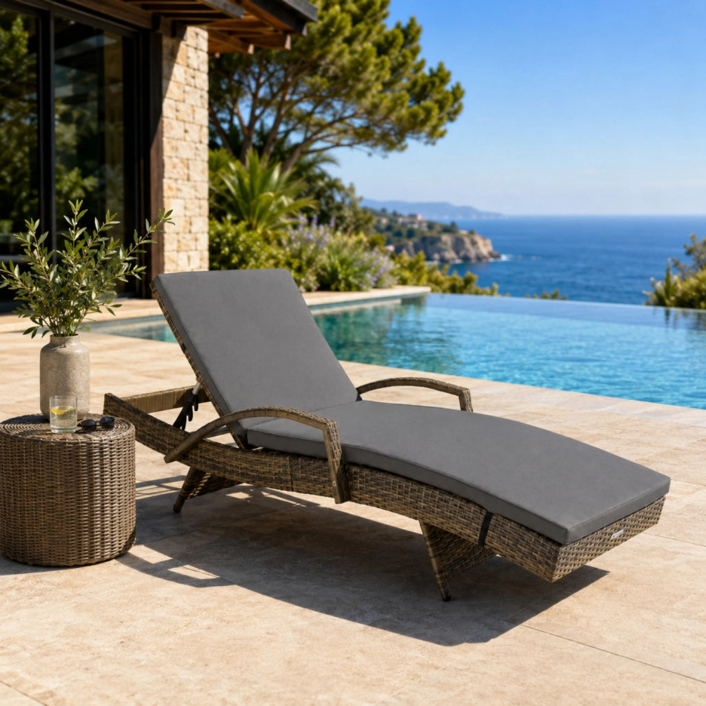 Lettino Prendisole In Polyrattan Con Schienale Regolabile Reclinabile E Cuscino Imbottito Comfort Ideale Per Giardino Terrazza Piscina Solarium Balcone Relax Outdoor E Arredo Esterno 190 x 62 x 34 Cm Marrone Chiaro