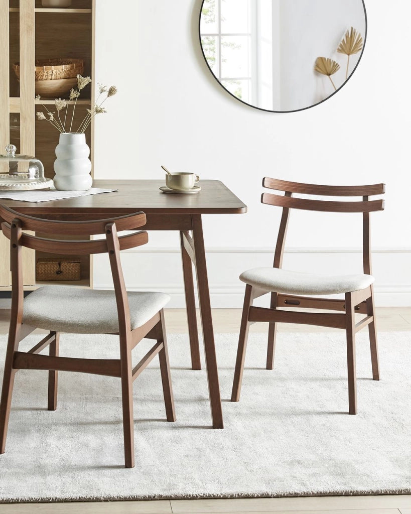 Set di 2 sedie da pranzo in tessuto beige e struttura in legno massiccio marrone retrò senza braccioli con seduta