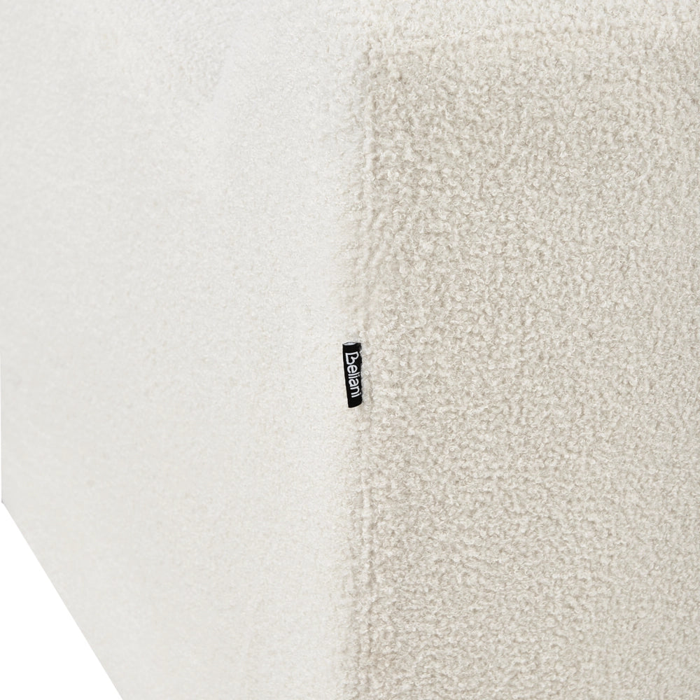 Poltrona con rivestimento in bouclé bianco avorio schienale imbottito e cuscini spessi perfetta per un soggiorno moderno