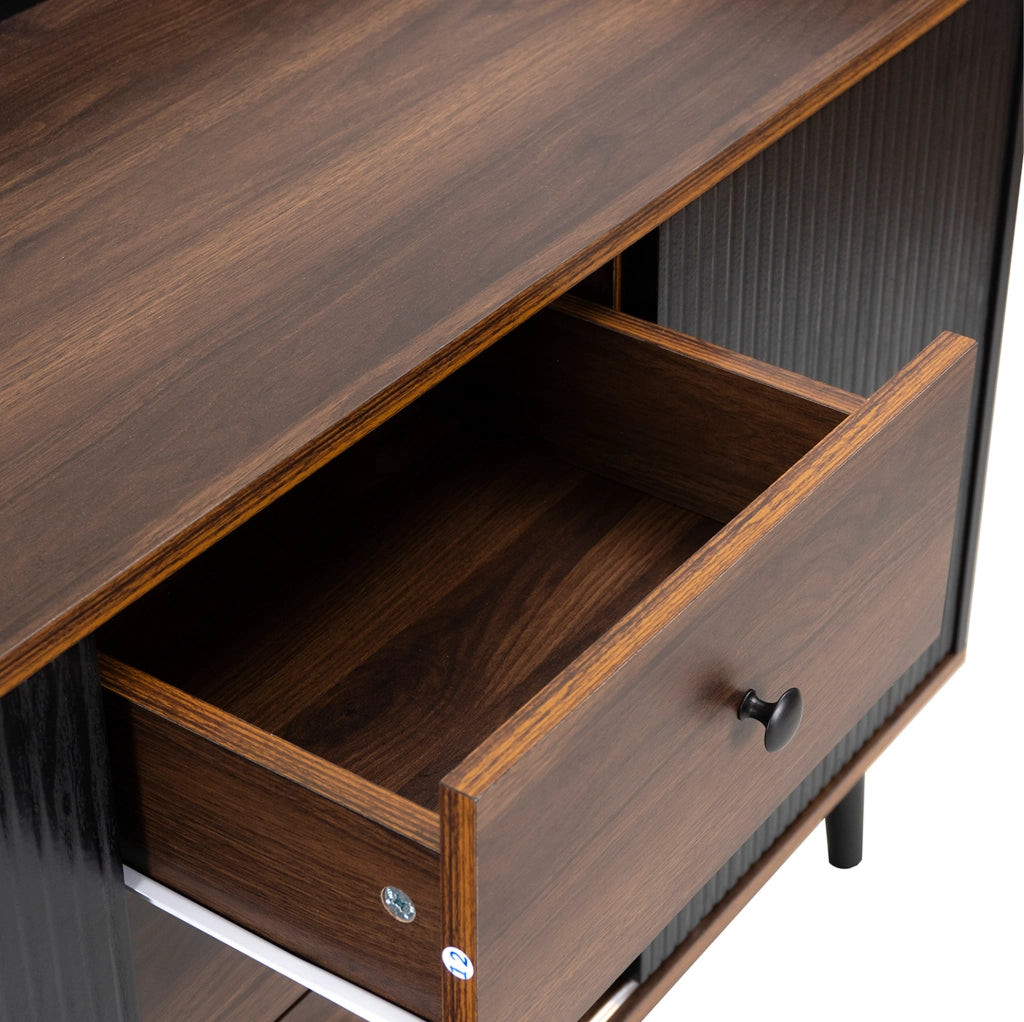 Sideboard 117.5x40x80 cm con 3 cassetti; ante scorrevoli e ripiani; nero e legno