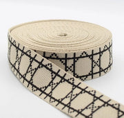Cinturino lucido con disegno geometrico a 5 m, ottagonale 38 mm, ecru e nero