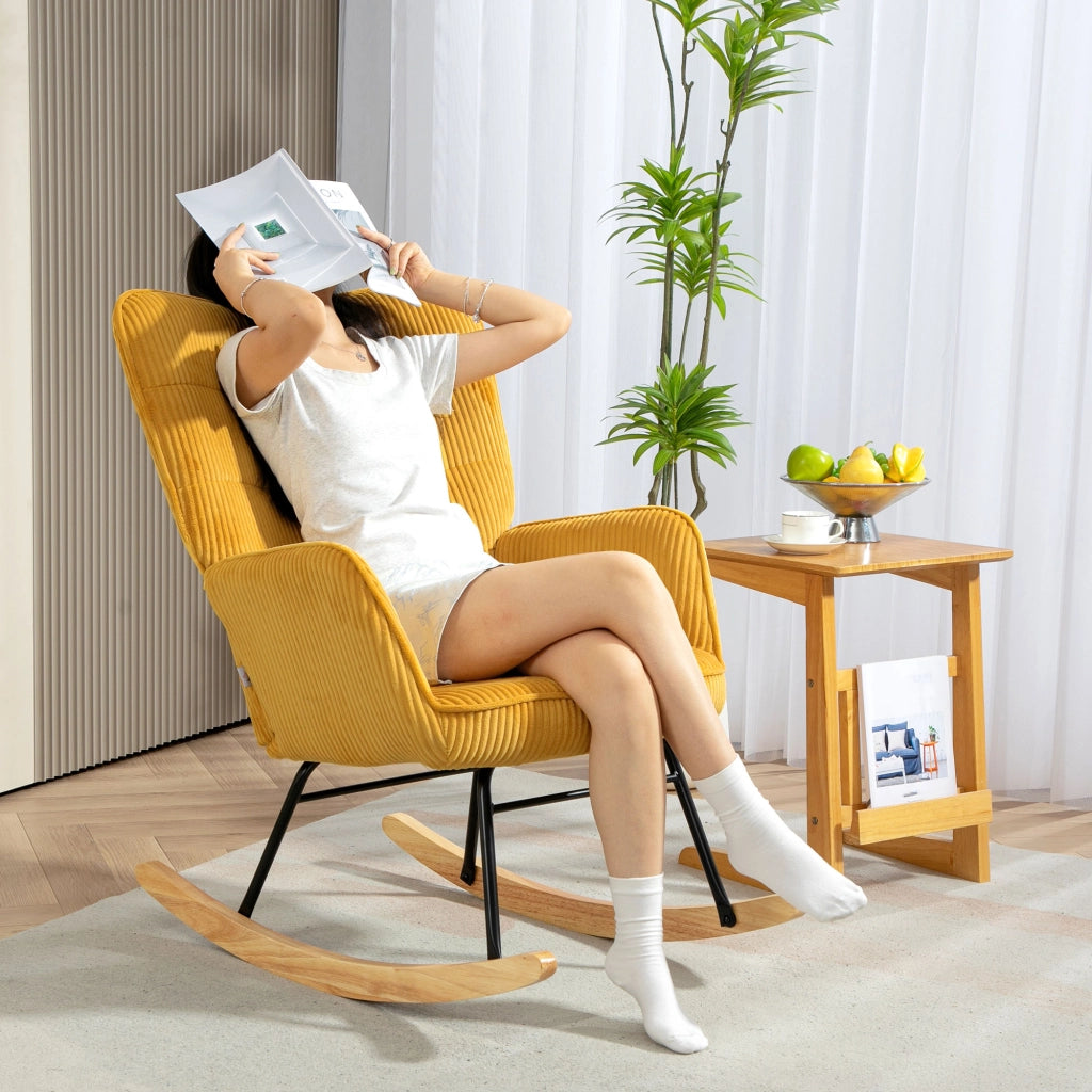 Fauteuil a dondolo con rivestimento in velluto a coste, schienale alto e braccioli, struttura in acciaio giallo