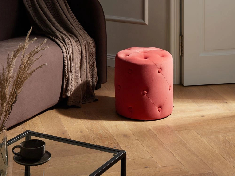 Pouf ottomana trapuntato rotondo rosso corallo trapuntato Chesterfield