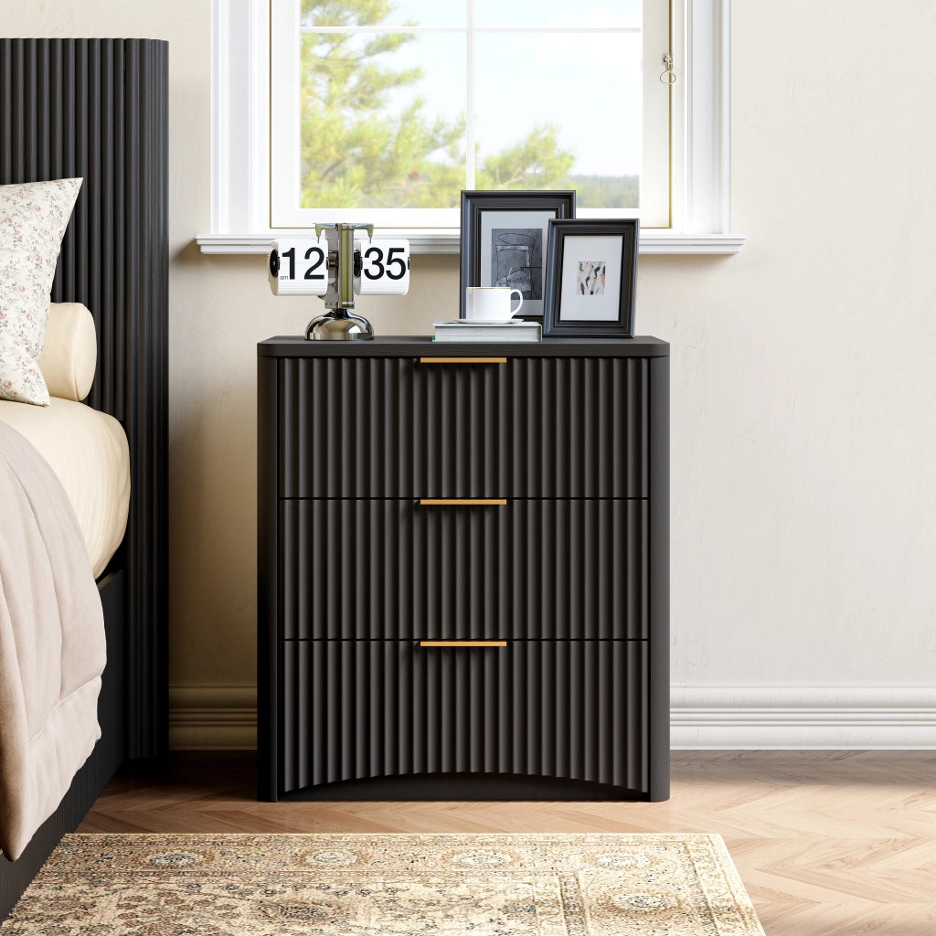 Comodino con 3 cassetti; guide metalliche silenziose e angoli arrotondati per camera da letto; nero