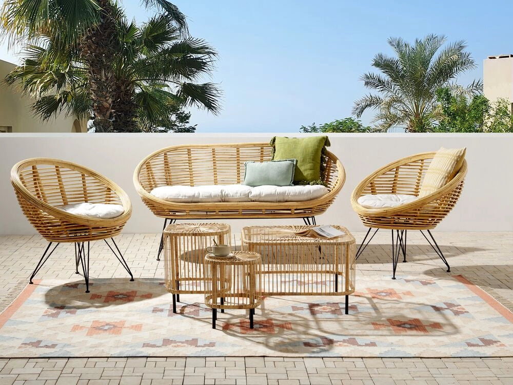 Set di divani a 4 posti in rattan naturale beige chiaro con cuscini in cotone con 3 tavolini per interni e per esterni stile bohémien giardino balcone.
