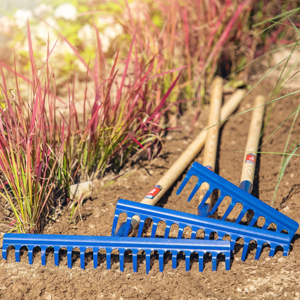 Rastrello da giardino KADAX con manico in legno, lunghezza 150 cm, denti in acciaio temprato, 14 denti.