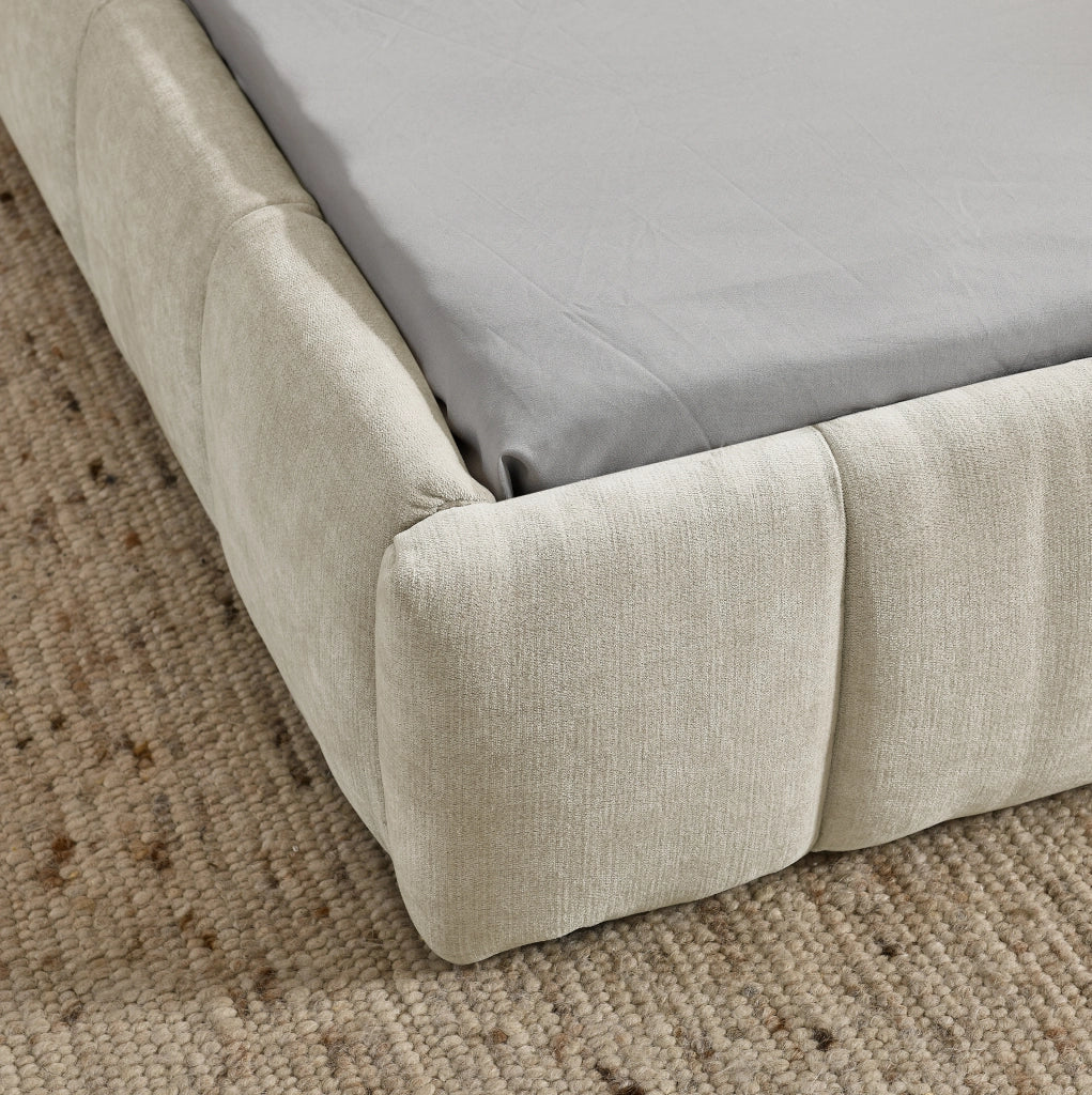 Letto singolo 90x200 cm in chenille beige con struttura in eucalipto e ferro