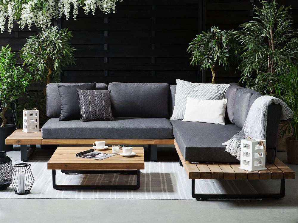 Divano ad Angolo Set da Giardino Grigio e Legno Chiaro Seduta Bassa a 5 Posti con Tavolino