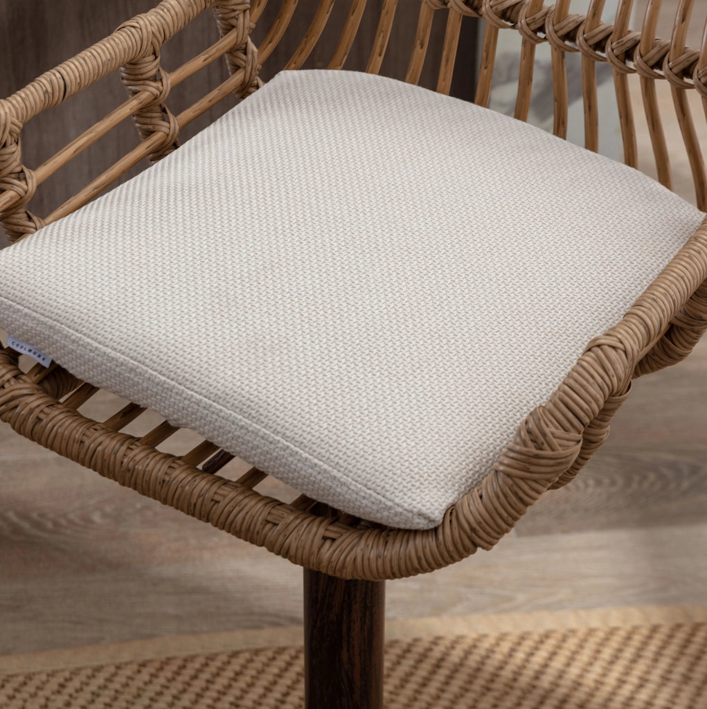 Set 2 sgabelli bar girevoli regolabili beige in rattan