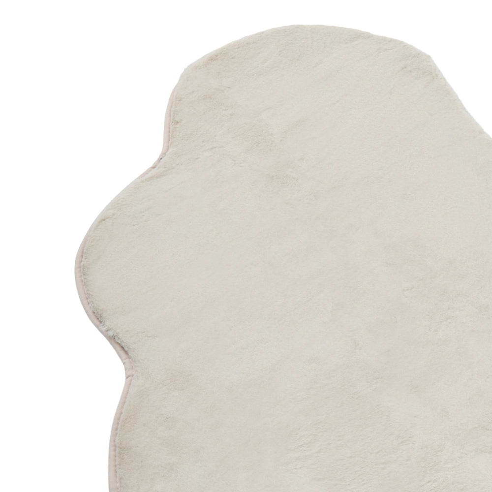 Tappeto Irregolare Beige Chiaro in Finta Pelliccia 80 x 120 cm a Pelo Lungo per Soggiorno con Retro in Poliestere Stile Moderno