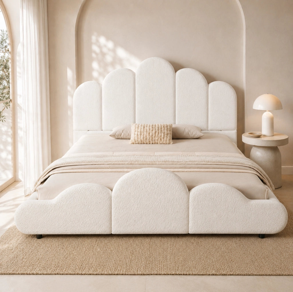 Letto singolo per bambini 140x200 cm con rete a doghe; rivestimento bouclé beige; design a nuvola