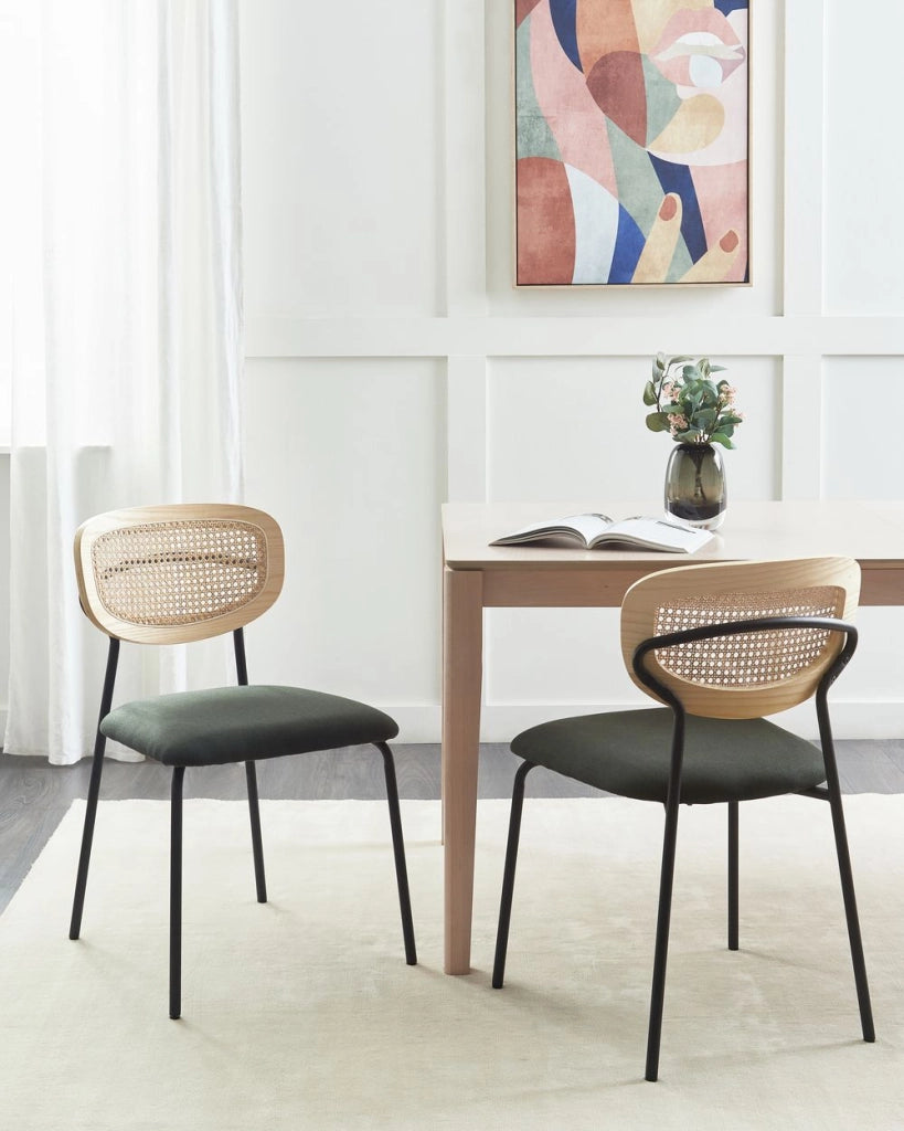 Set di 2 sedie da pranzo Rivestimento in poliestere verde scuro Schienale in rattan naturale a treccia viennese Gambe in metallo nero Sgabelli senza braccioli