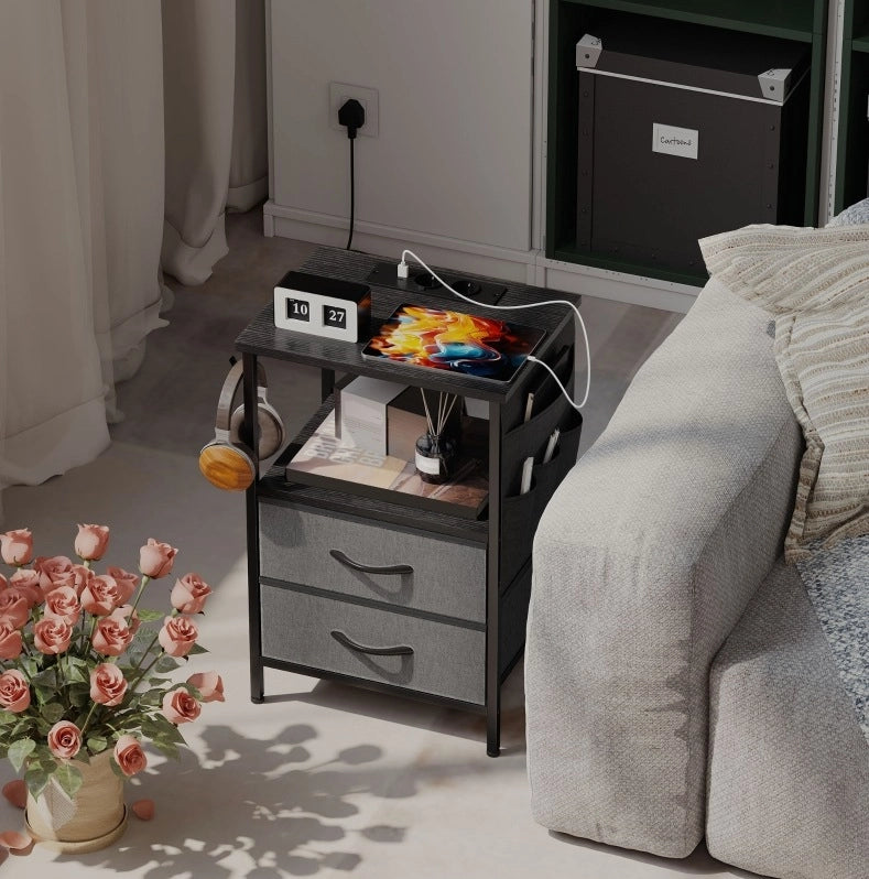 Tavolino Laterale Nero con Presa, USB-A/USB-C, 2 Cassetti e Ganci 40x30x60 cm