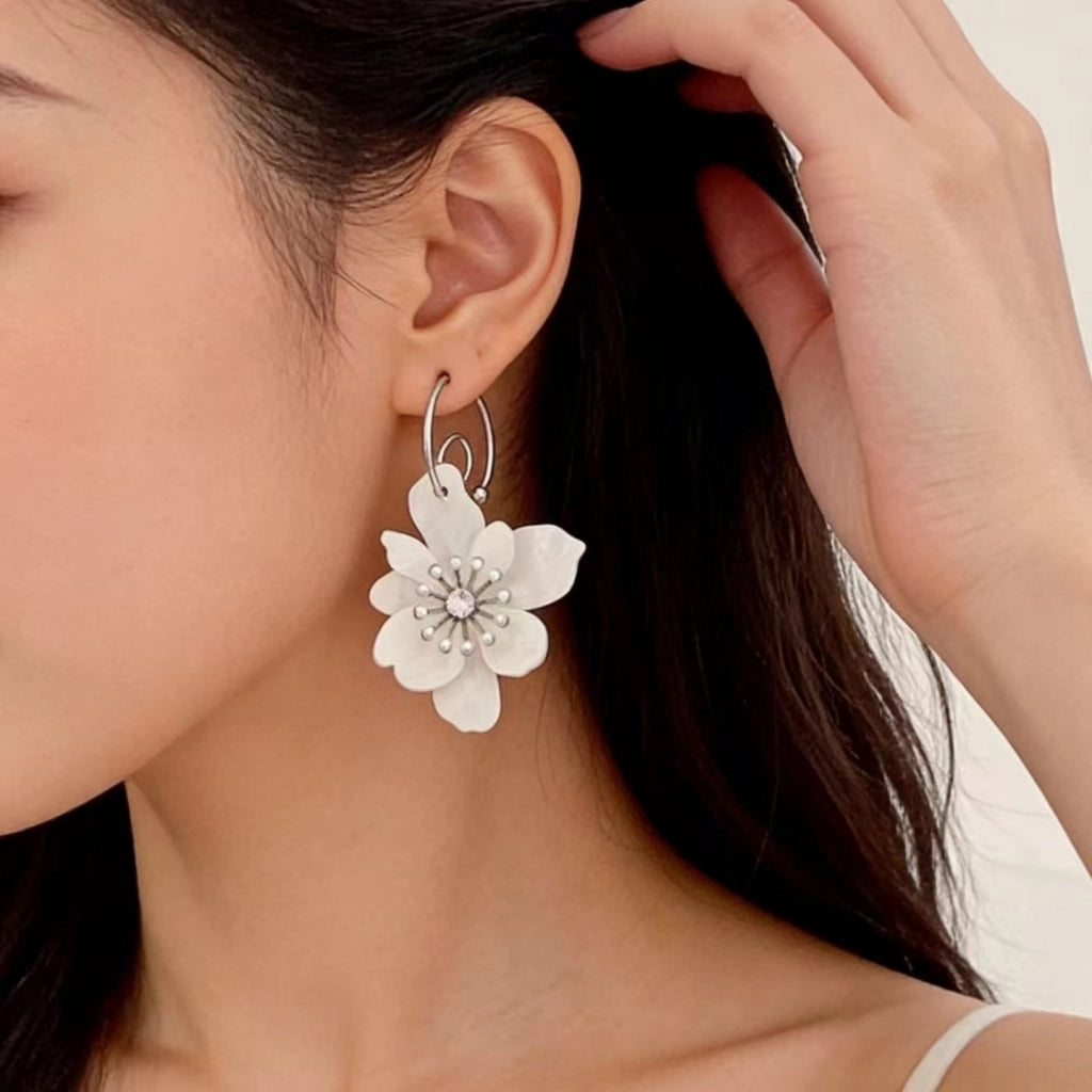 Orecchini a petalo di perla, in romantico stile francese, con un elegante design floreale.