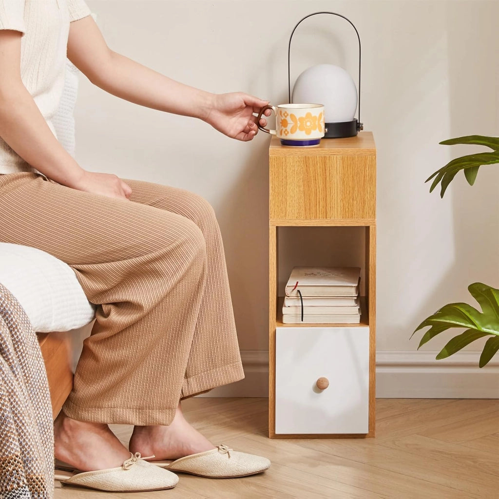 Set di 2 comodini sottili e stretti, con 2 scomparti aperti e 1 cassetto, salvaspazio, tavolini laterali in legno per camera da letto e soggiorno, naturale WNS006N-2