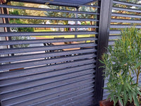 Pergola bioclimatica Foresta gazebo in alluminio, apertura manuale, 360x300 con veneziane su lato da 300.