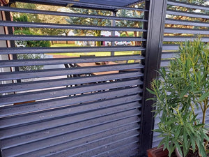 Pergola bioclimatica Foresta gazebo in alluminio, apertura manuale, 360x300 con veneziane su lato da 300.