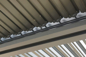 Pergola bioclimatica Foresta gazebo in alluminio, apertura manuale, 360x300 con veneziane su lato da 300.