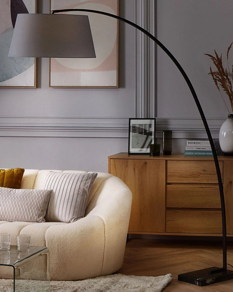 Lampada da terra in metallo grigio 188 cm con struttura curva paralume in policotone paralume a tamburo con base in marmo dal design moderno