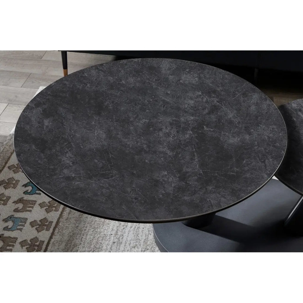 Table bassa VIRELLO – Tavolino rotondo Ø80 cm – Pietra naturale grigio scuro & metallo – Design contemporaneo e robusto