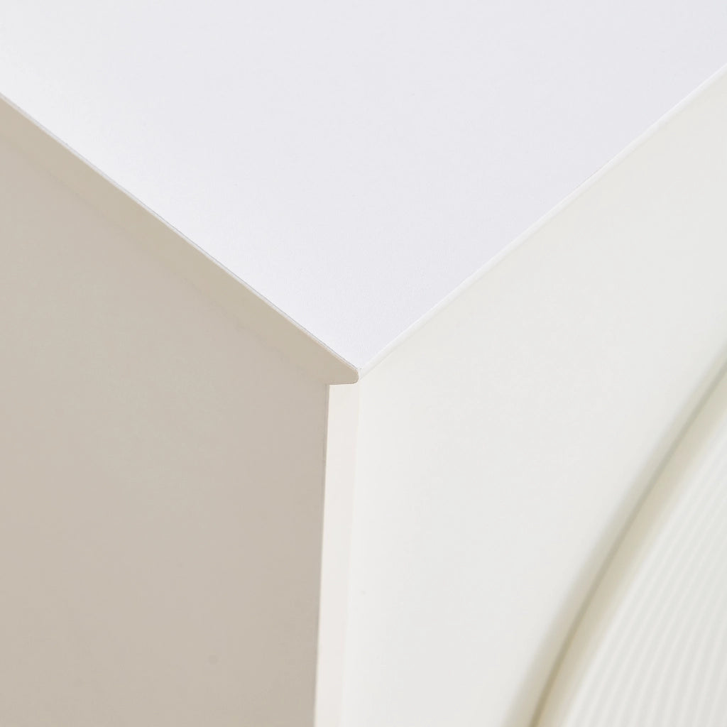 Credenza moderna bianca a 4 ante con pannelli curvi e ampio spazio per organizzare la casa
