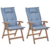 Set di 2 sedie da giardino in legno di acacia scuro naturale regolabili e pieghevoli per esterni con braccioli in stile rustico con cuscini blu